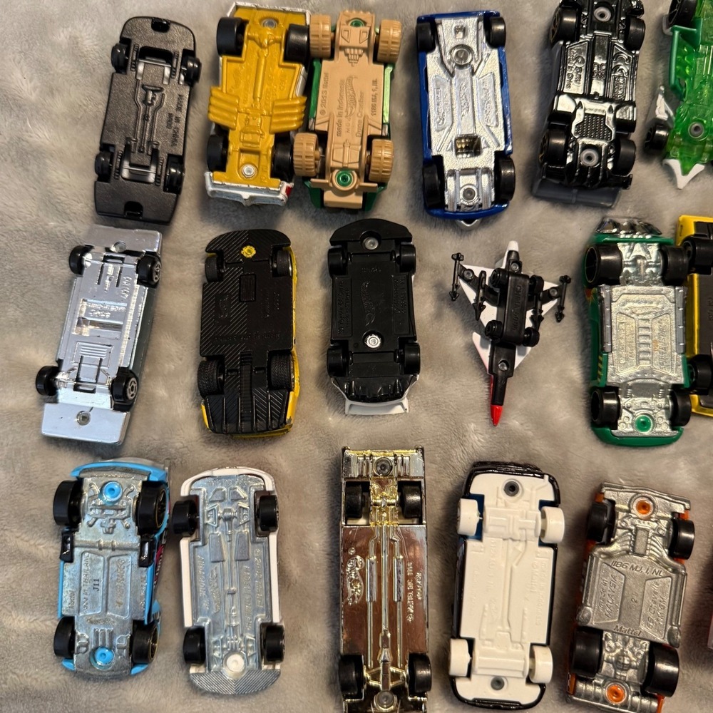 Lot of 33 Hot Wheels Die Cast Cars Mixed Vehicles Cars‎ Planes Bus - Picture 6 of 10